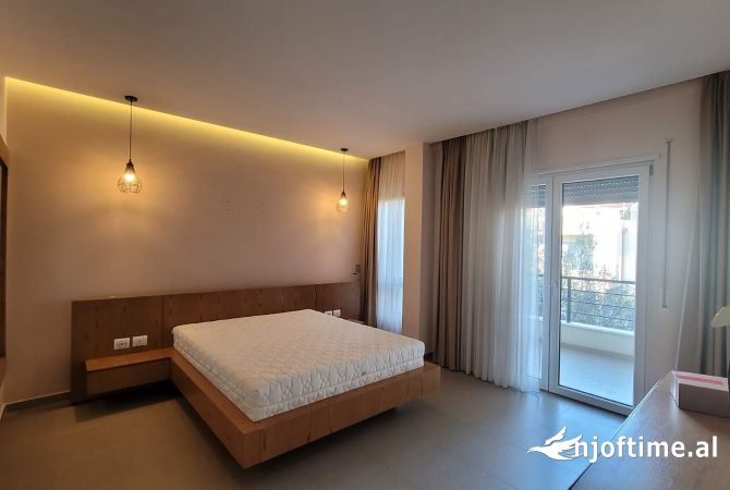 Shtepi ne shitje Vila Luksoze ne Tirane, 4+1, Mobilimi E mobiluar, Pagesa 700,000  Euro.