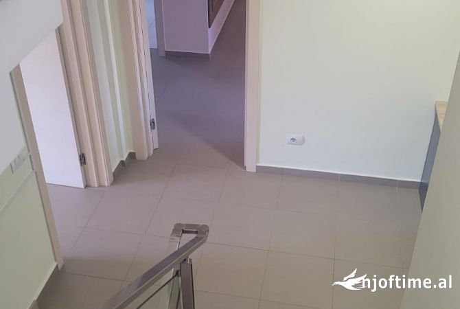 Shtepi ne shitje Vila Luksoze ne Tirane, 4+1, Mobilimi E mobiluar, Pagesa 700,000  Euro.