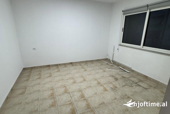 Jepet me qera apartament per zyre 4+1+2 te Komuna e Parisit‼️