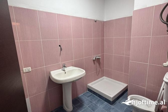 Shtepi ne shitje Apartament ne Tirane, 1+1, Mobilimi E mobiluar, Pagesa 78,000  Euro.