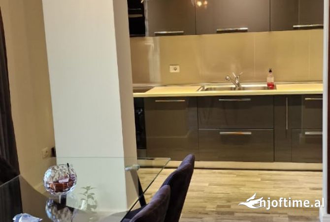 Shtepi ne shitje Apartament ne Tirane, 2+1, Mobilimi E mobiluar, Pagesa 250,000  Euro.