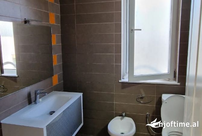 Shtepi ne shitje Apartament ne Tirane, 2+1, Mobilimi E mobiluar, Pagesa 250,000  Euro.