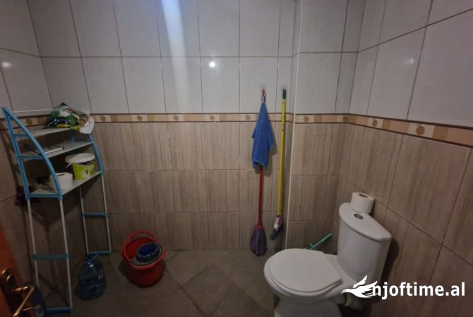 Jepet me qera ambjent magazine te rruga Bill Klinton te mbikalimi i Komunes.