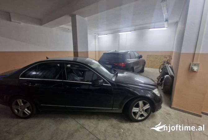 Ambiente Commerciale in Affitto 4+1 a Tirana - 1,000 Euro