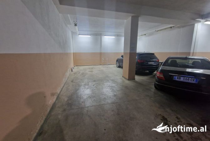 Ambiente Commerciale in Affitto 4+1 a Tirana - 1,000 Euro