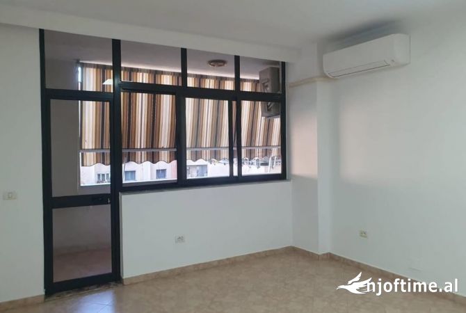 Ambient biznesi me qera 3+1 ne Tirane - 700 Euro