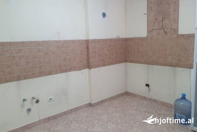 Ofrojme per qera apartament 2+1+ballkon per Zyre ne Qender