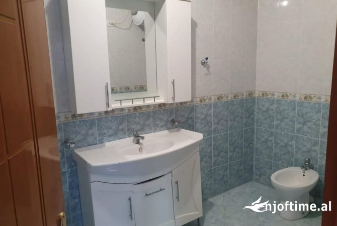 Ofrojme per qera apartament 2+1+ballkon per Zyre ne Qender