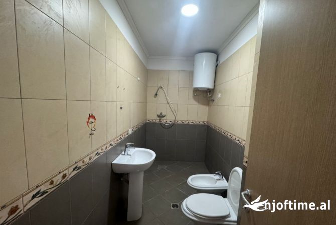 Shtepi ne shitje Apartament ne Tirane, 1+1, Mobilimi Bosh, pa mobiluar, Pagesa 93,000  Euro.