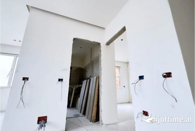 Shtepi ne shitje Apartament ne Tirane, 1+1, Mobilimi Bosh, pa mobiluar, Pagesa 114,000  Euro.
