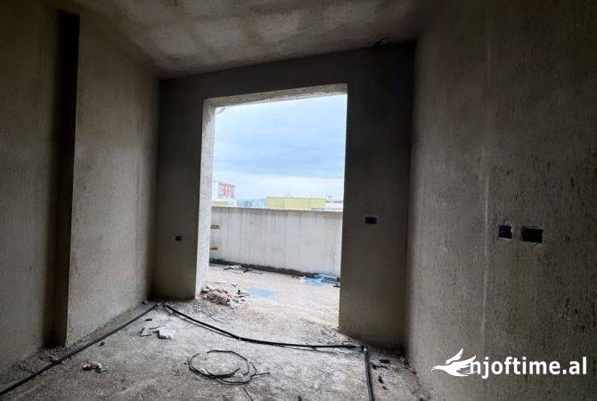 Shtepi ne shitje Apartament ne Tirane, 1+1, Mobilimi Bosh, pa mobiluar, Pagesa 95,000  Euro.