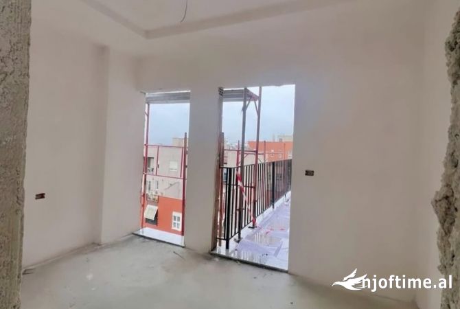 Shtepi ne shitje Apartament ne Tirane, 2+1, Mobilimi Bosh, pa mobiluar, Pagesa 231,200  Euro.