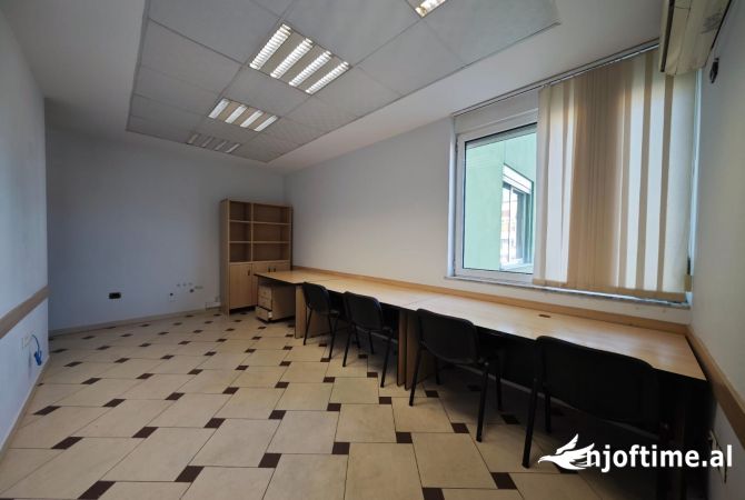 Ambient biznesi me qera 3+1 ne Tirane - 1,550 Euro
