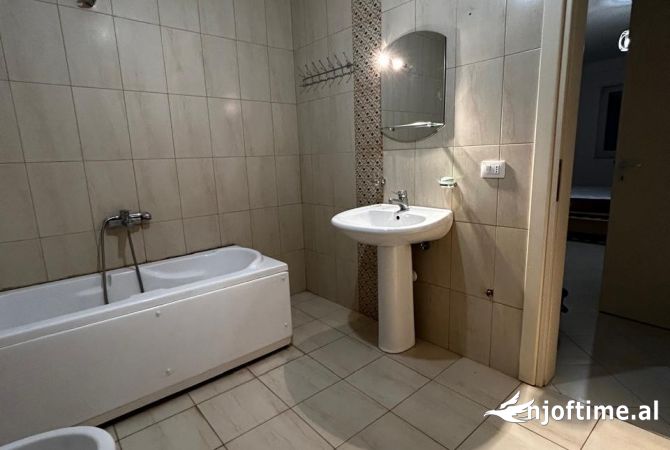 Shtepi ne shitje Apartament ne Tirane, 2+1, Mobilimi E mobiluar, Pagesa 190,000  Euro.