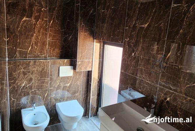 Shtepi ne shitje Apartament ne Tirane, 3+1, Mobilimi Bosh, pa mobiluar, Pagesa 270,000  Euro.