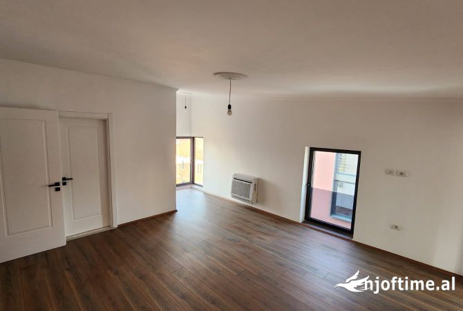 Shtepi ne shitje Apartament ne Tirane, 3+1, Mobilimi Bosh, pa mobiluar, Pagesa 270,000  Euro.