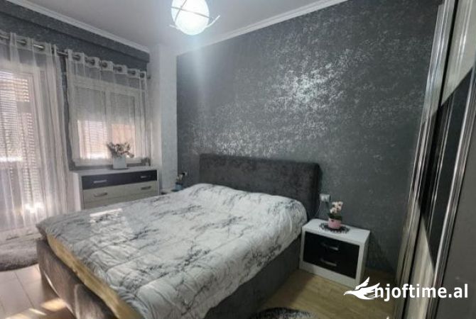 Shtepi ne shitje Apartament ne Tirane, 2+1, Mobilimi E mobiluar, Pagesa 140,000  Euro.