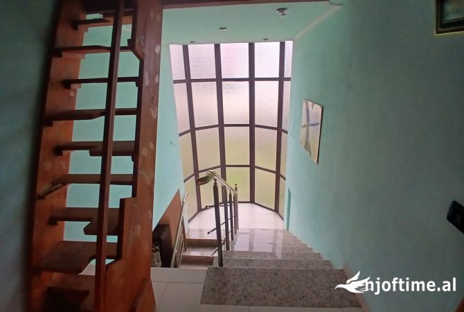 Shtepi me qera Shtepi Private ne Tirane, 3+1, Mobilimi E mobiluar, Pagesa 800  Euro.