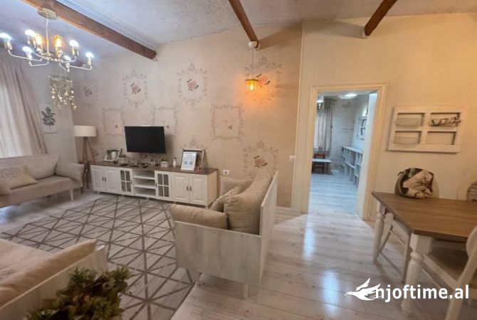 Shtepi ne shitje Apartament ne Tirane, 2+1, Mobilimi E mobiluar, Pagesa 175,000  Euro.