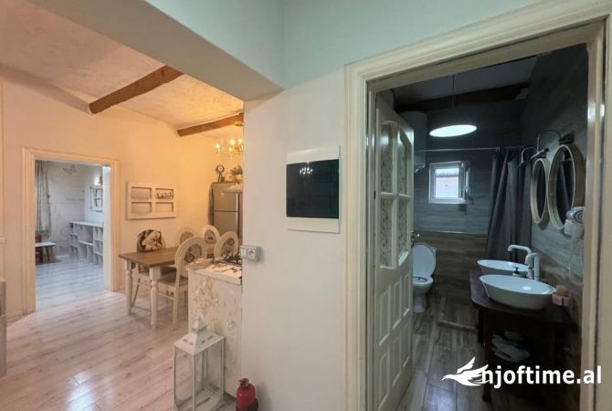 Shtepi ne shitje Apartament ne Tirane, 2+1, Mobilimi E mobiluar, Pagesa 175,000  Euro.