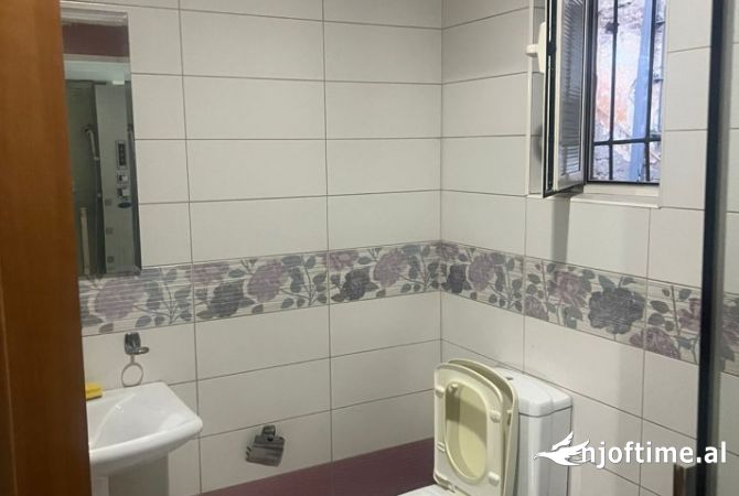 Shtepi me qera Apartament ne Tirane, 2+1, Mobilimi E mobiluar, Pagesa 700  Euro.