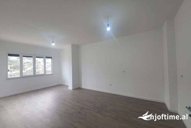 Shtepi ne shitje Apartament ne Tirane, 2+1, Mobilimi Bosh, pa mobiluar, Pagesa 140,000  Euro.