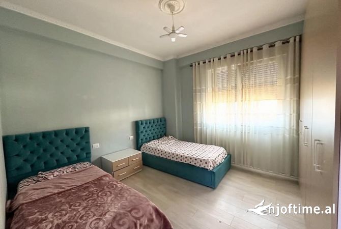 Shtepi ne shitje Apartament ne Tirane, 2+1, Mobilimi E mobiluar, Pagesa 165,000  Euro.