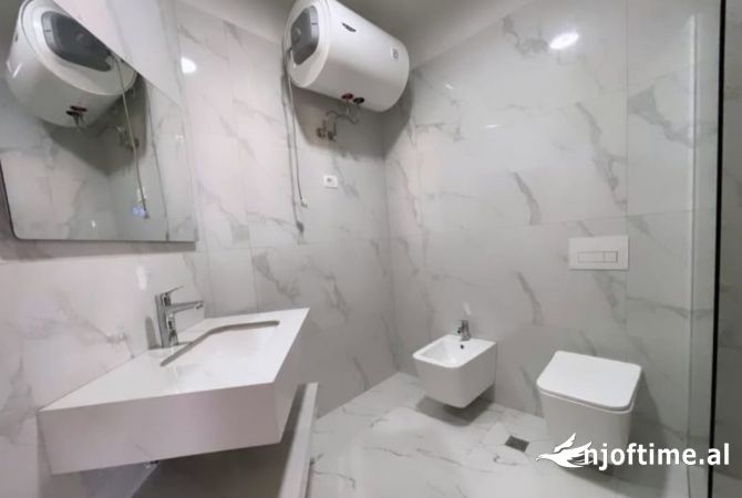 Shtepi ne shitje Apartament ne Tirane, 2+1, Mobilimi Bosh, pa mobiluar, Pagesa 135,000  Euro.
