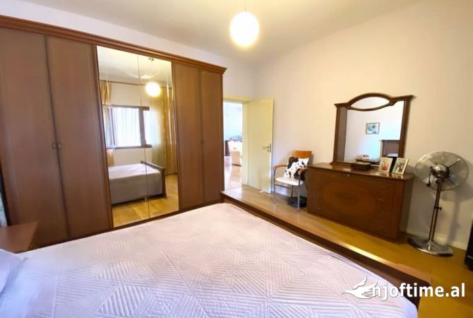 Shtepi ne shitje Apartament ne Tirane, 2+1, Mobilimi E mobiluar, Pagesa 225,000  Euro.
