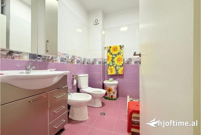 Shtepi ne shitje Apartament ne Tirane, 2+1, Mobilimi E mobiluar, Pagesa 196,000  Euro.