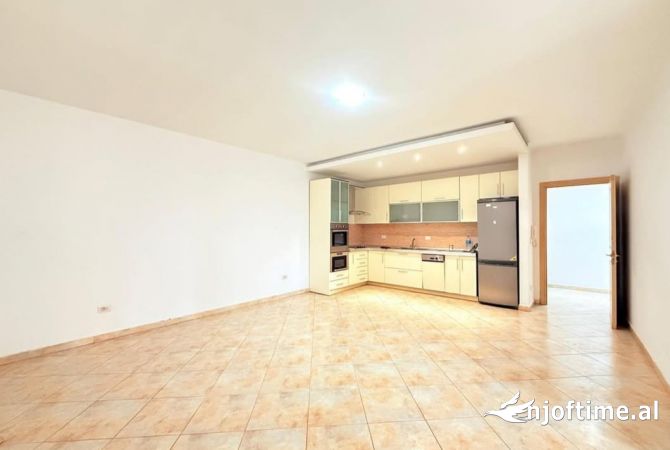 Ambient biznesi me qera 3+1 ne Tirane - 1,000 Euro