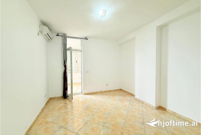 Ambiente Commerciale in Affitto 3+1 a Tirana - 1,000 Euro