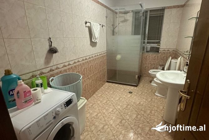 Shtepi me qera Apartament ne Tirane, 3+1, Mobilimi E mobiluar, Pagesa 800  Euro.