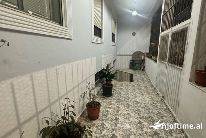 Shtepi me qera Apartament ne Tirane, 3+1, Mobilimi E mobiluar, Pagesa 800  Euro.