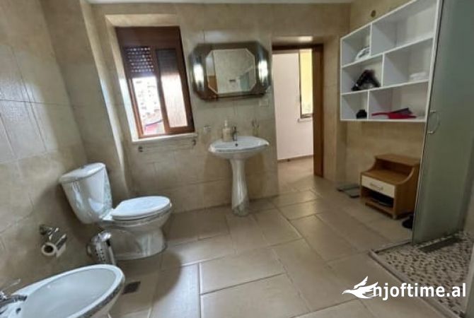 Shtepi me qera 2+1 ne Tirane - 670 Euro