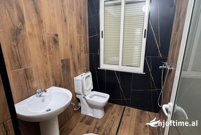 Shtepi me qera Apartament ne Tirane, 3+1, Mobilimi E mobiluar, Pagesa 450  Euro.