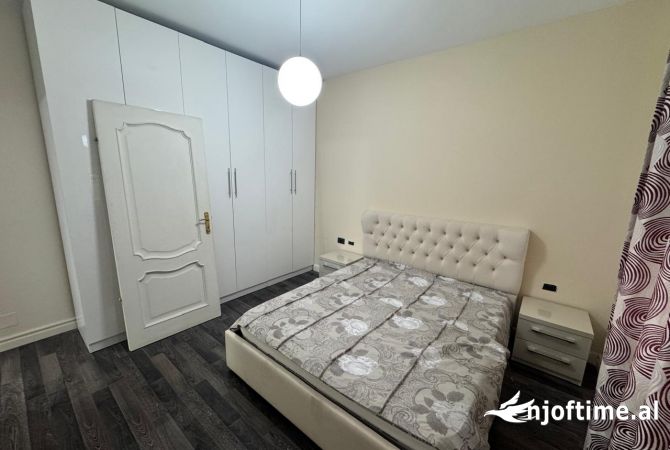 Shtepi me qera Apartament ne Tirane, 3+1, Mobilimi E mobiluar, Pagesa 450  Euro.