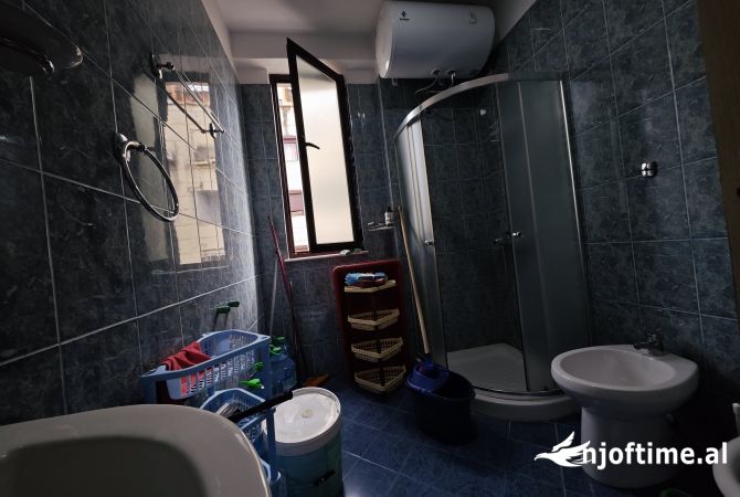 Shtepi ne shitje Apartament ne Tirane, 2+1, Mobilimi E mobiluar, Pagesa 135,000  Euro.