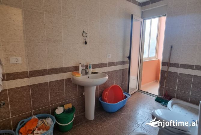 Shtepi ne shitje Apartament ne Durres, 3+1, Mobilimi Bosh, pa mobiluar, Pagesa 110,000  Euro.