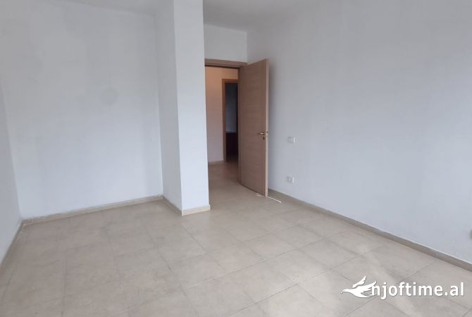 Shtepi ne shitje Apartament ne Durres, 3+1, Mobilimi Bosh, pa mobiluar, Pagesa 110,000  Euro.