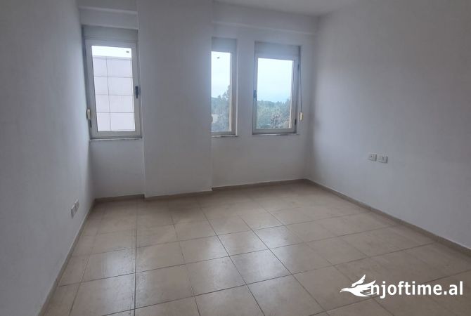 Shtepi ne shitje Apartament ne Durres, 3+1, Mobilimi Bosh, pa mobiluar, Pagesa 110,000  Euro.