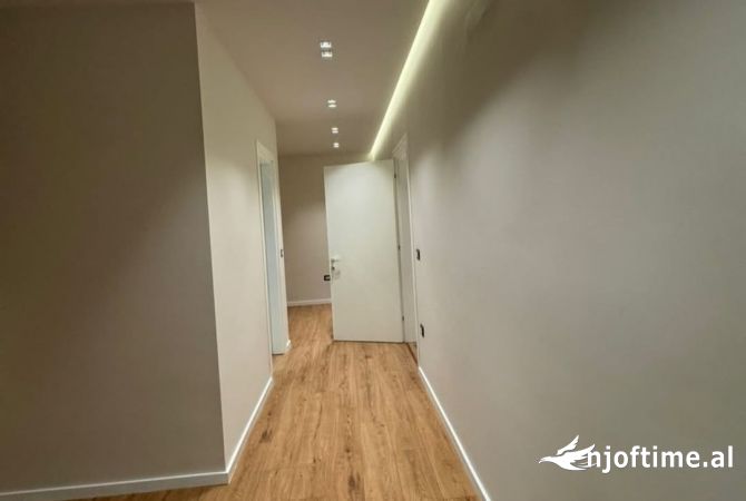 Shtepi ne shitje Apartament ne Tirane, 2+1, Mobilimi Bosh, pa mobiluar, Pagesa 268,000  Euro.