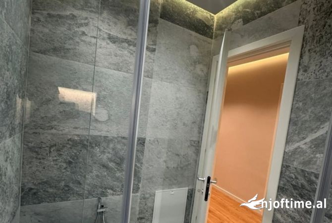 Shtepi ne shitje Apartament ne Tirane, 2+1, Mobilimi Bosh, pa mobiluar, Pagesa 268,000  Euro.