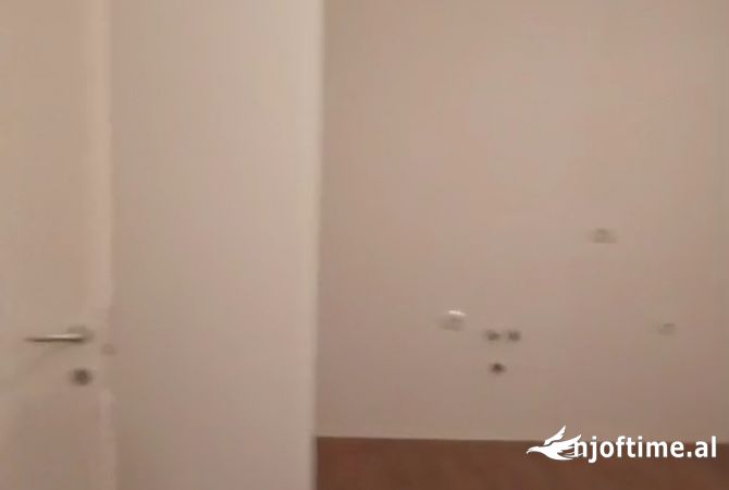 Jepet me qera  Super ambient per zyra te pazari i ri 