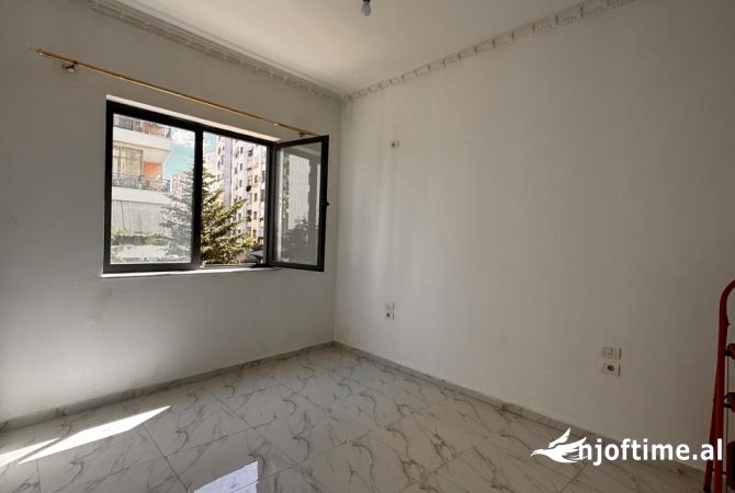 Jepet me qera ambjent 1+1 per zyra buze Bulevardit "Migjeni" ne Yzberisht.