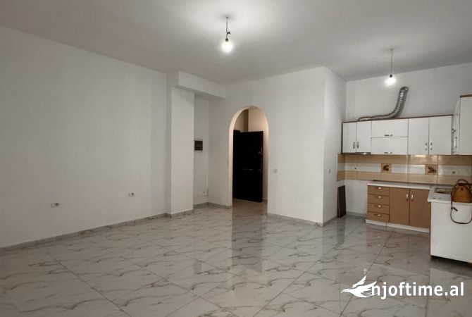 Ambient biznesi me qera 3+1 ne Tirane - 400 Euro