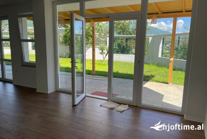 Shtepi ne shitje Apartament ne Tirane, 3+1, Mobilimi Bosh, pa mobiluar, Pagesa 180,000  Euro.
