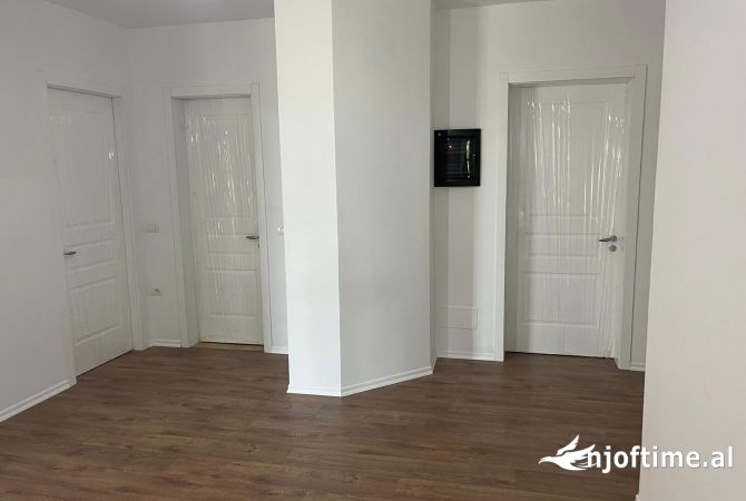 Shtepi ne shitje Apartament ne Tirane, 3+1, Mobilimi Bosh, pa mobiluar, Pagesa 180,000  Euro.