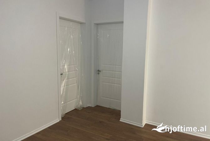 Shtepi ne shitje Apartament ne Tirane, 3+1, Mobilimi Bosh, pa mobiluar, Pagesa 180,000  Euro.