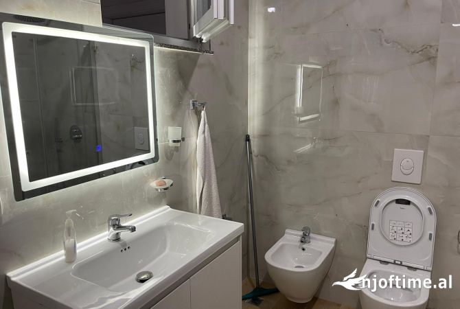 Shtepi ne shitje Apartament ne Tirane, 3+1, Mobilimi Bosh, pa mobiluar, Pagesa 180,000  Euro.